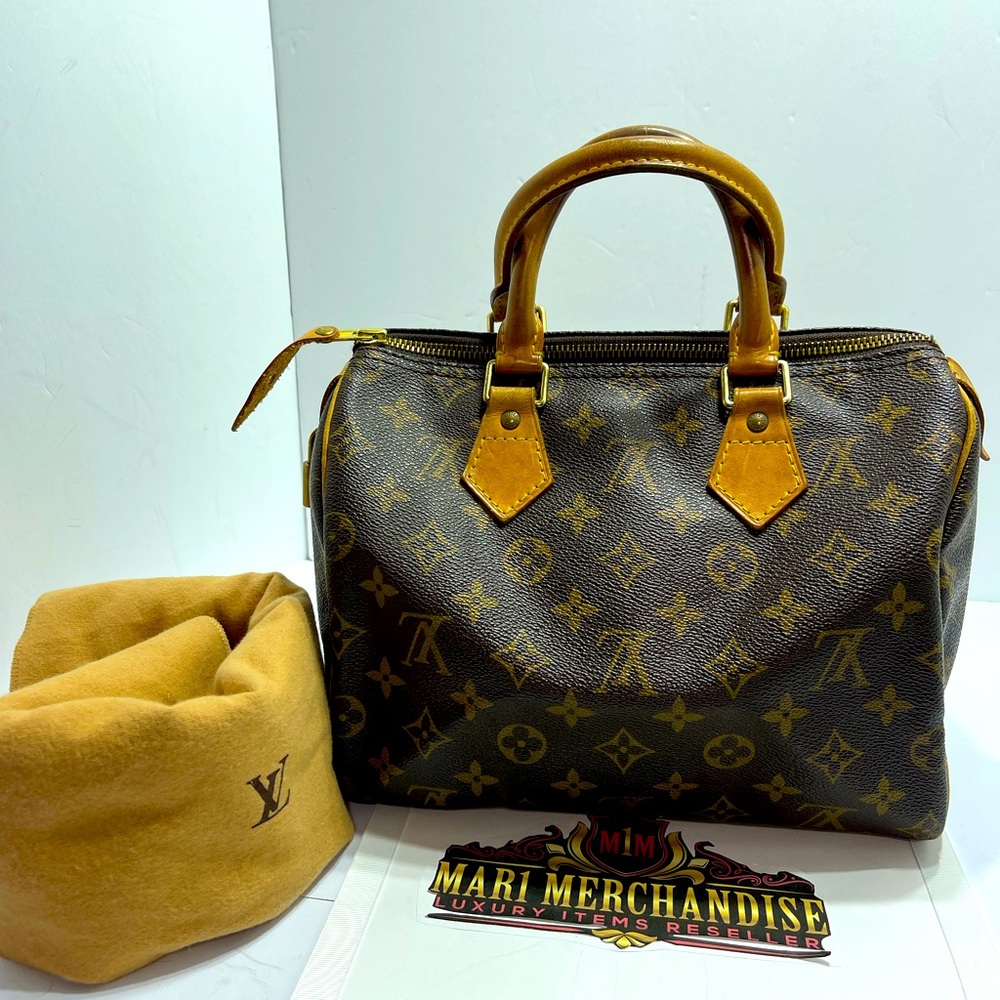 Louis Vuitton Speedy 25, preloved, comes with lock and key and dust bag.